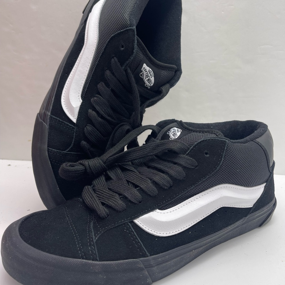 Vans Men’s 11.5 Knu Mid
Black/Black/White
VN000CQ9B8C Sneakers - Picture 15 of 16